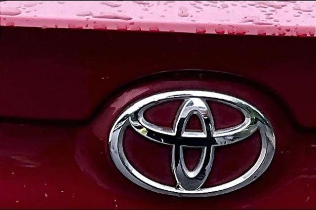 Certified Used 2017 RUBY FLARE PEARL Toyota  image 31