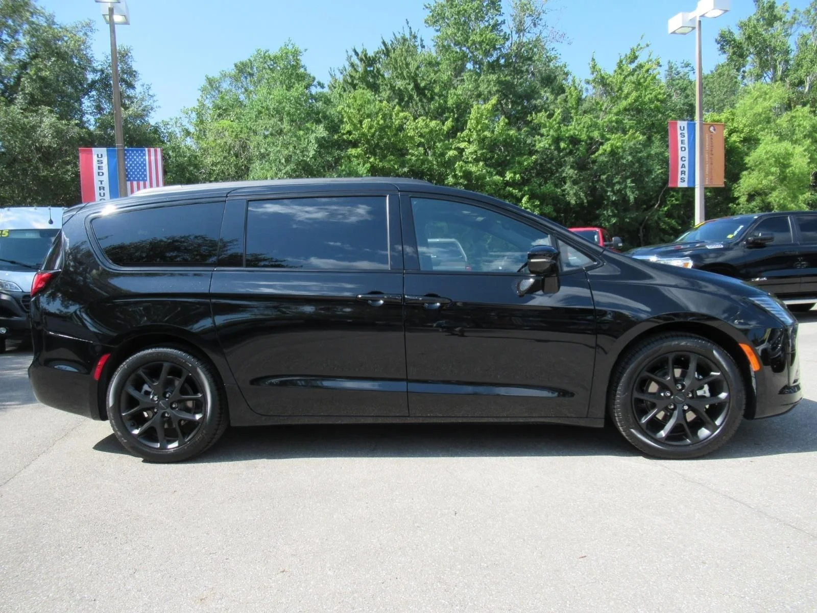 New 2027 Diamond Black Crystal Pearl-Coat Exterior Paint Chrysler Limited image 2