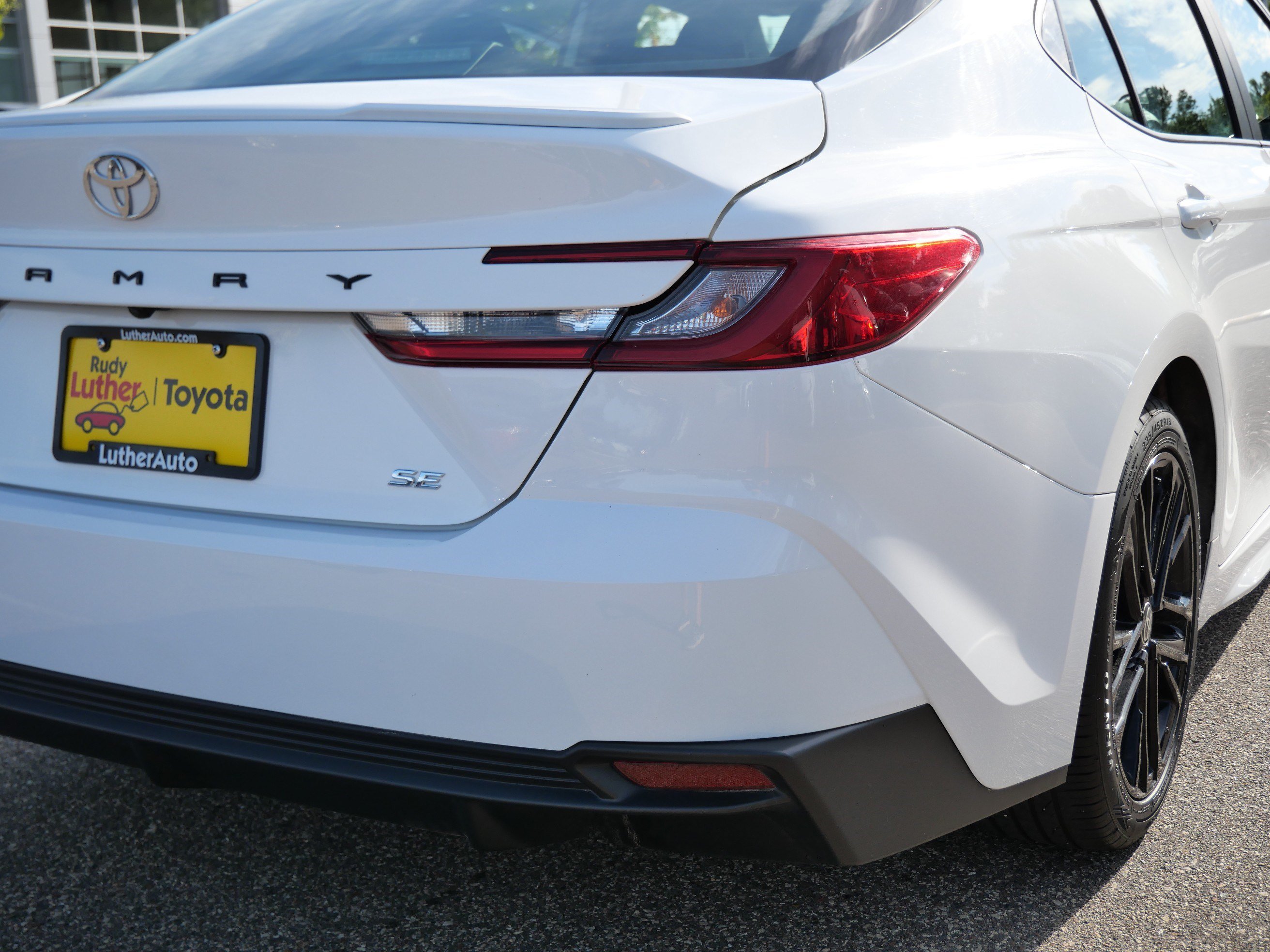 Used 2025 Ice Cap Toyota SE image 17