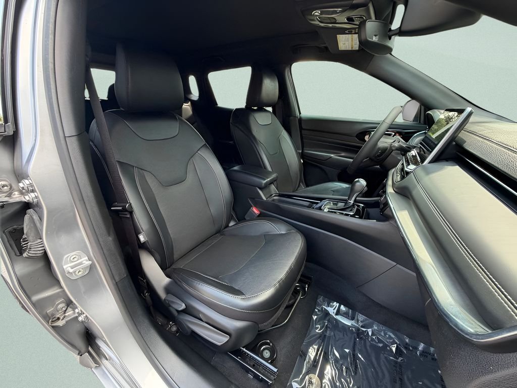 Used 2023 Silver Jeep Limited image 23