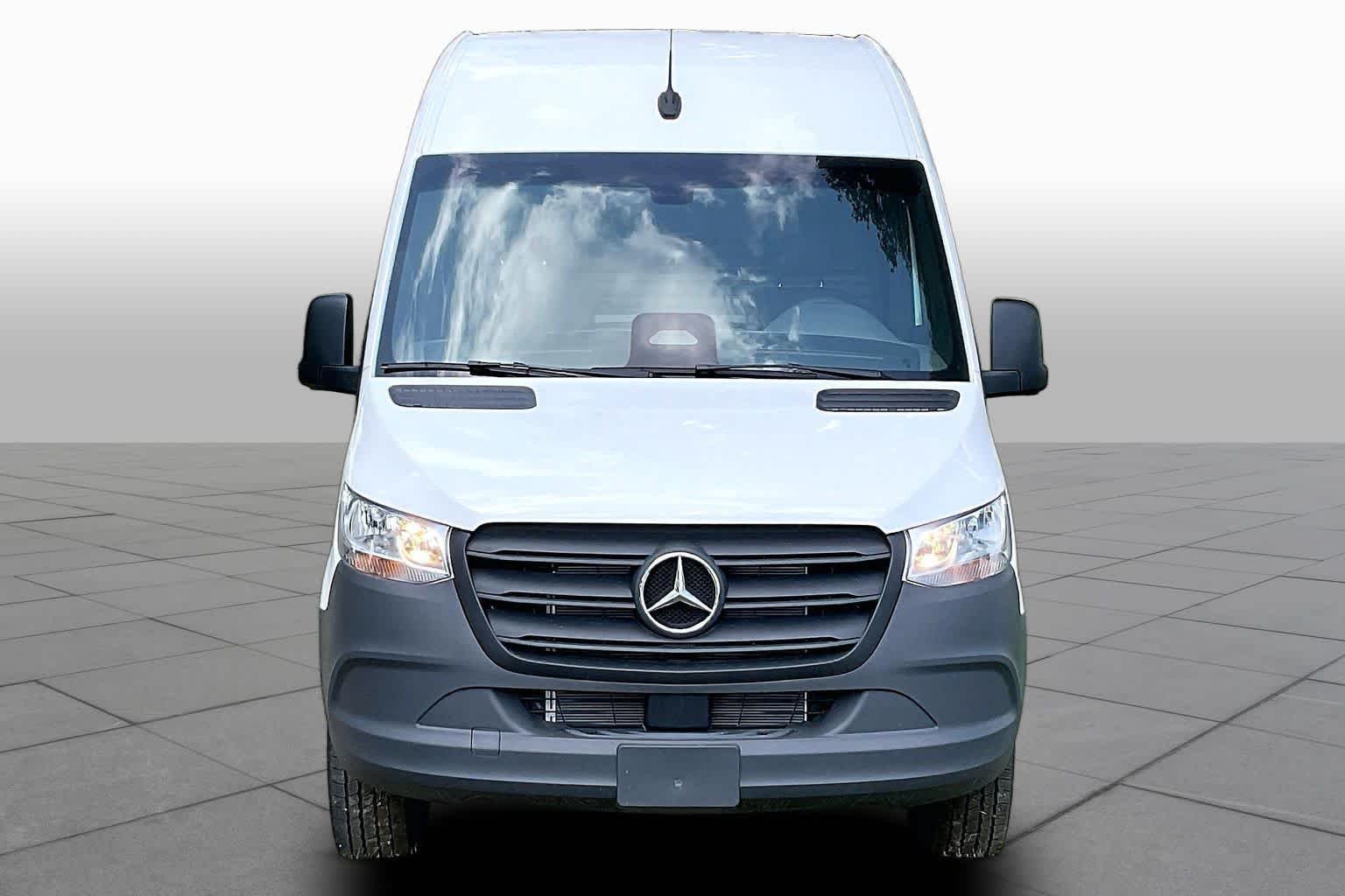 Used 2025 Arctic White Mercedes-Benz  image 4