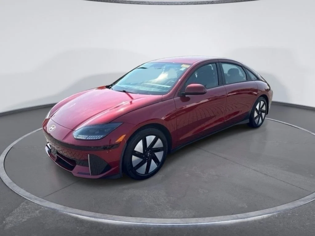 Used 2023 Red Hyundai SE Standard Range image 3