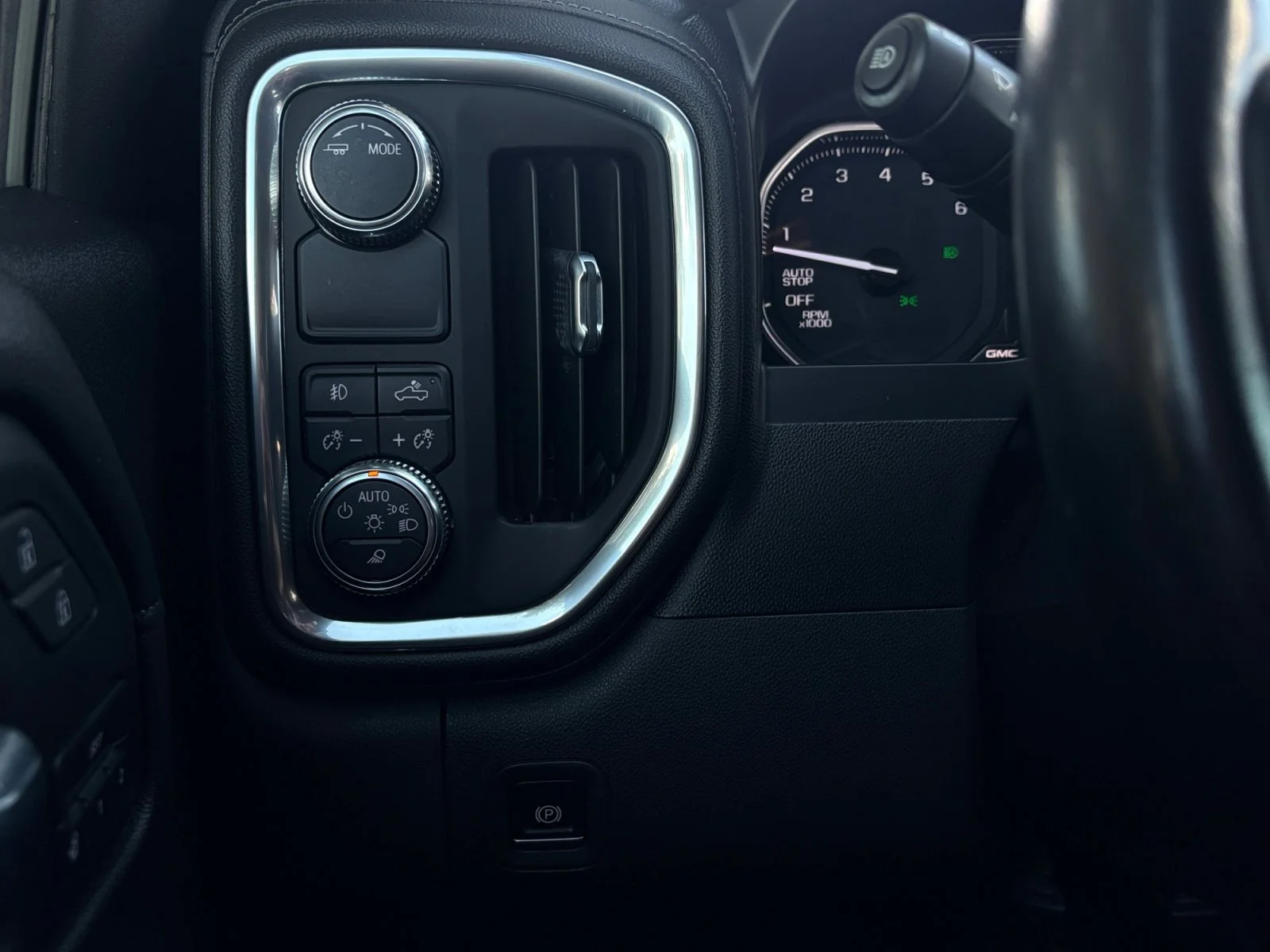 Used 2021 White Frost Tricoat GMC SLT image 29