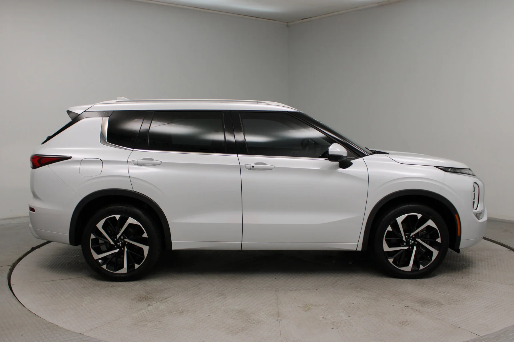 Used 2023 White DIAMOND Mitsubishi SEL 2.5 2WD image 3