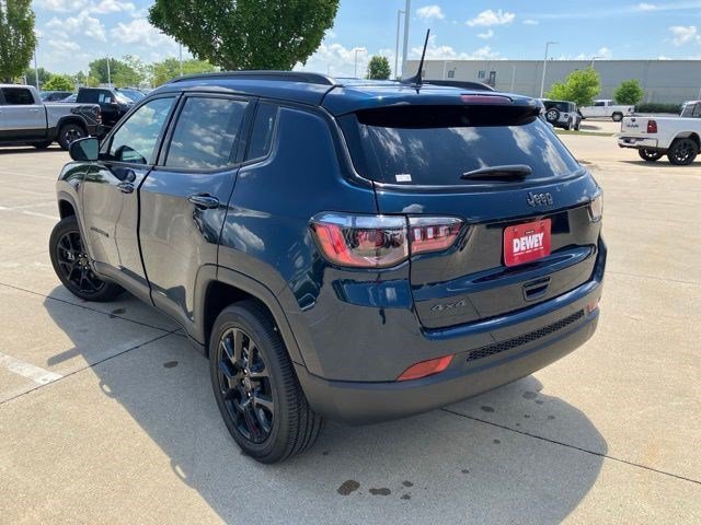 New 2026 Fathom Blue Pearl-Coat Exterior Paint Jeep Latitude Altitude image 7