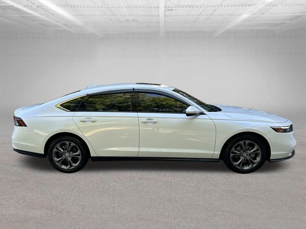 Used 2023 White Honda EX image 6