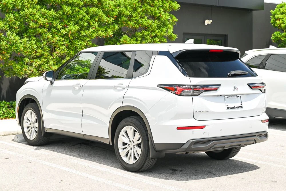 Used 2025  Mitsubishi ES image 6