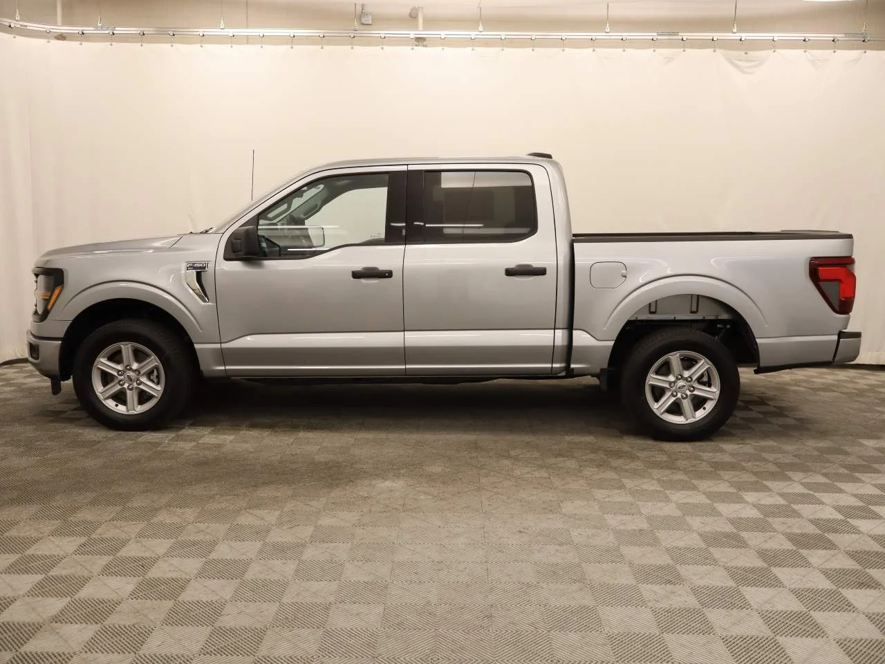 New 2026 Iconic Silver Metallic Ford XLT image 2