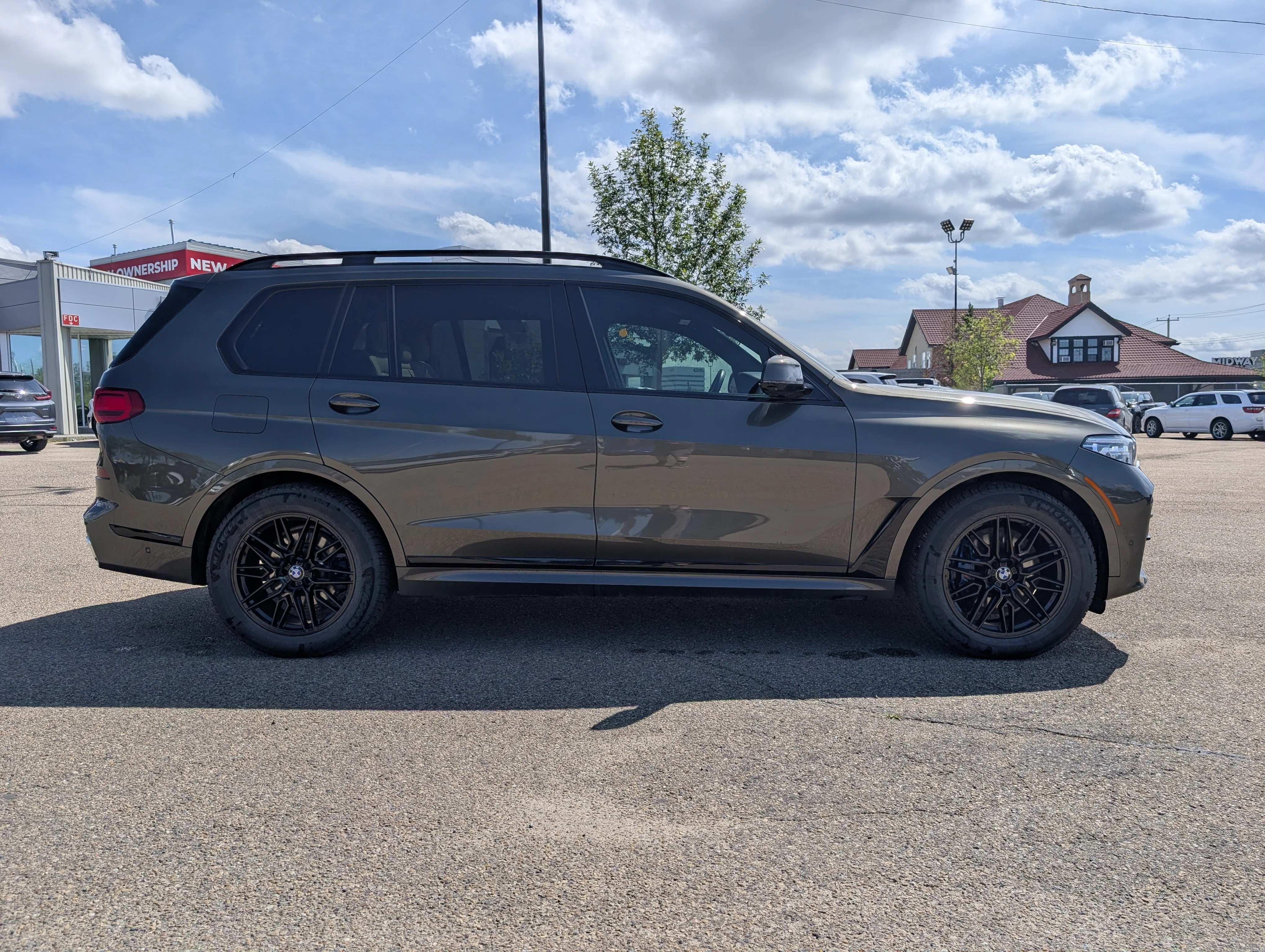 Used 2022 Manhattan Metallic BMW xDrive40i image 8