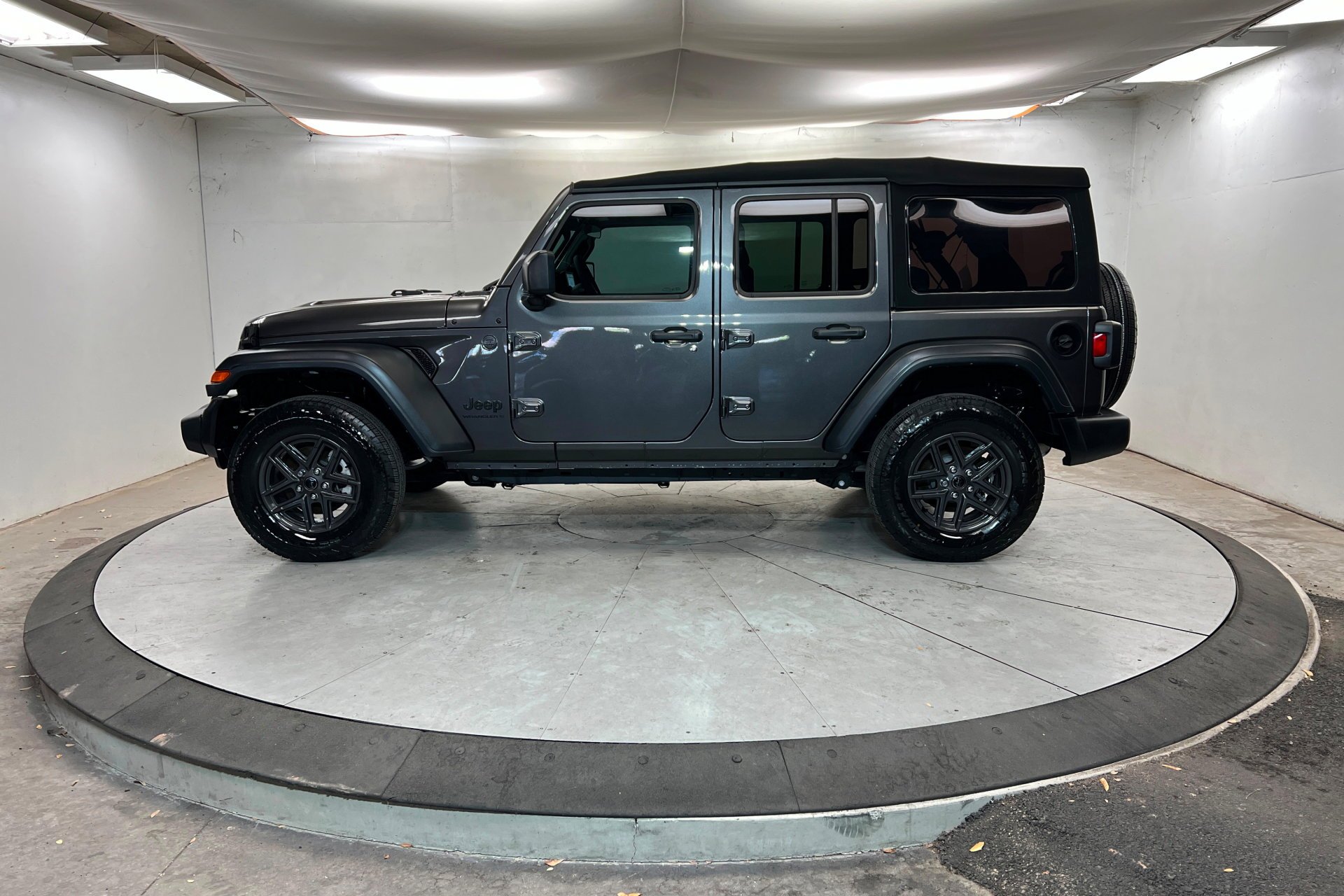 Used 2024 Granite Crystal Metallic Clearcoat Jeep Sport S image 2