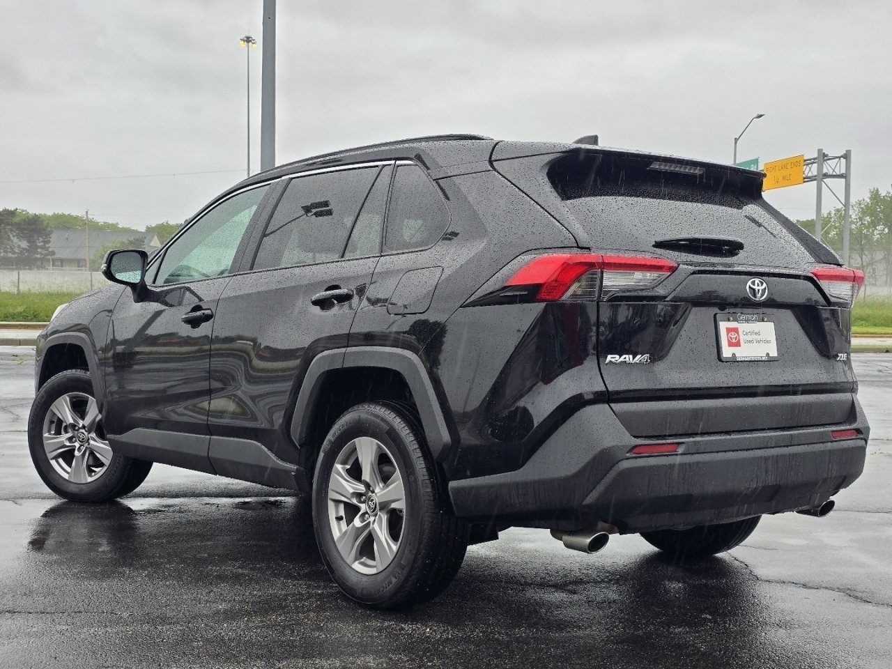 2025 Toyota RAV4 XLE - Photo 13