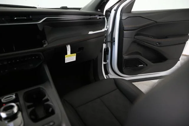 New 2026 Bright White Clear-Coat Exterior Paint Jeep Overland image 21