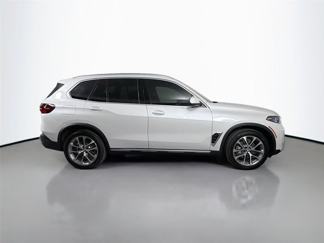 Used 2026 Mineral White Metallic BMW xDrive40i image 4