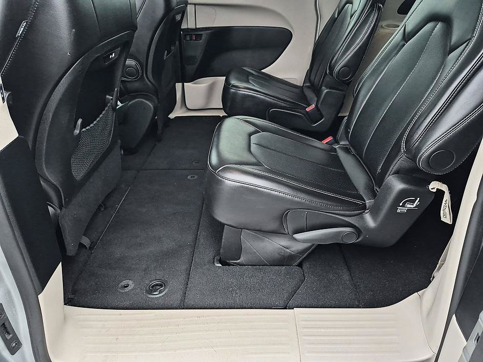 Used 2024 Silver Mist Clearcoat Chrysler Touring L image 27