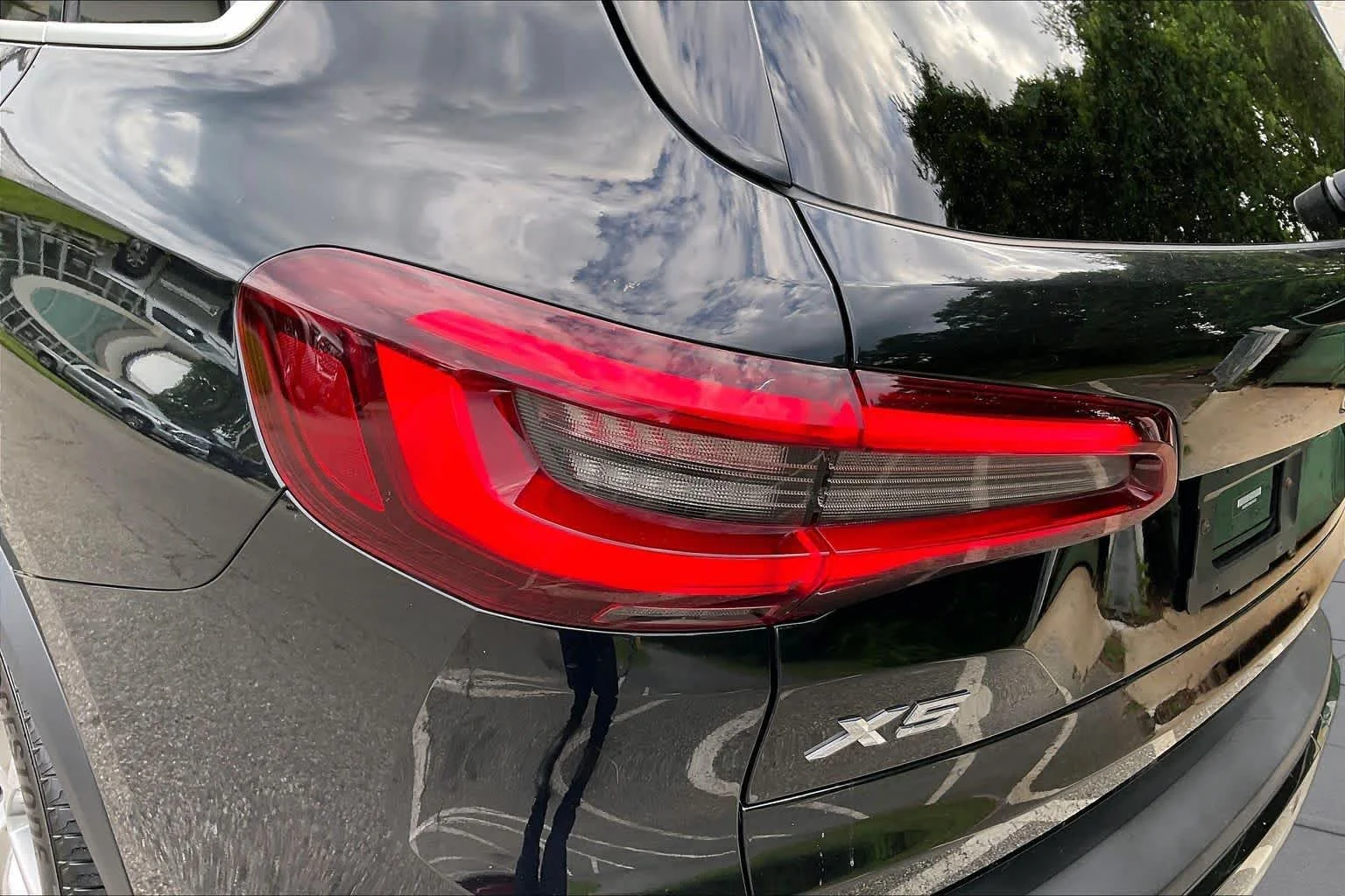 Used 2021 Black Sapphire Metallic BMW xDrive40i image 27