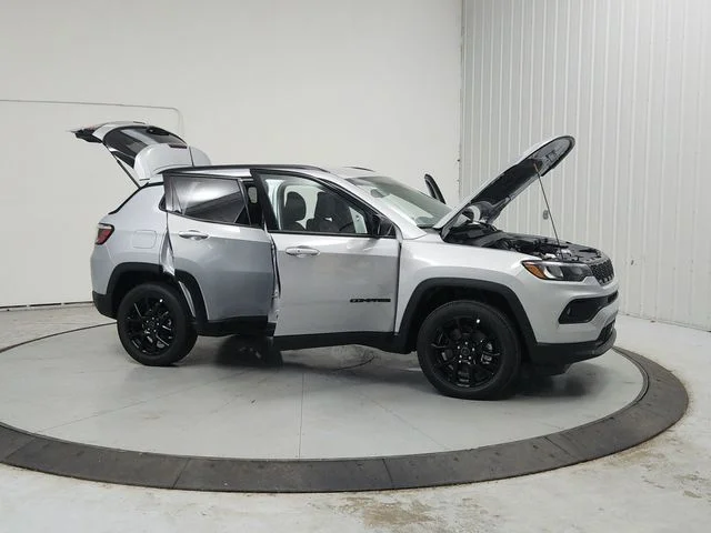 New 2026 Silver Zynith Metallic Clearcoat Jeep Latitude image 10