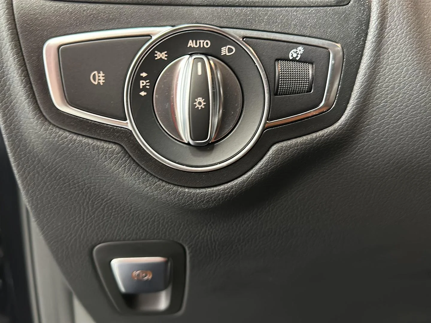 Used 2023 Obsidian Black Metallic Mercedes-Benz GLC 300 image 20
