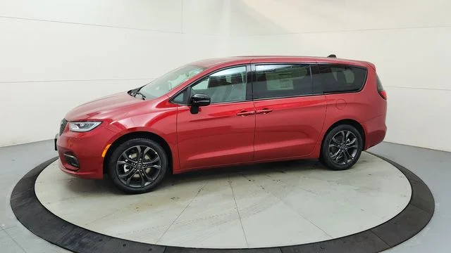 New 2026 Red Hot Pearl-Coat Exterior Paint Chrysler Select image 5