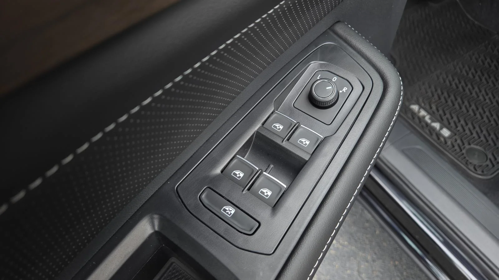 New 2026 Deep Black Pearl Volkswagen 2.0T SE image 21
