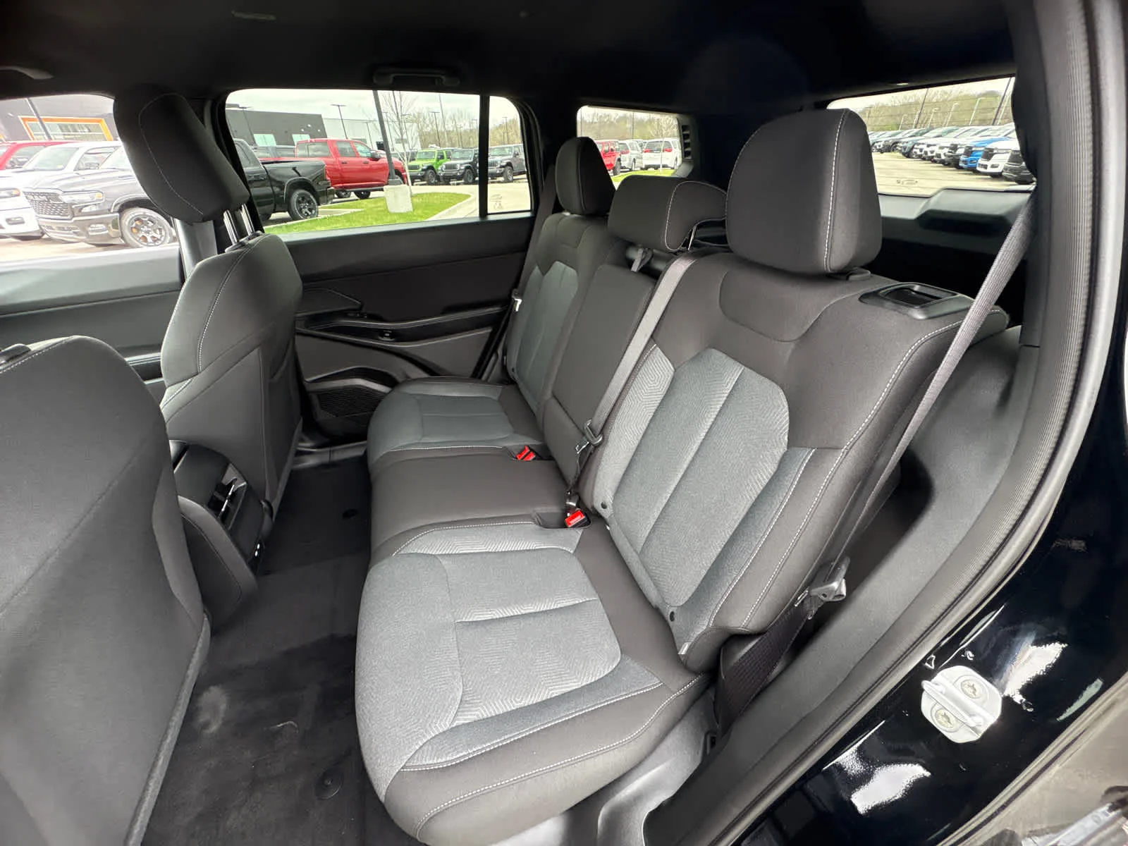 New 2026 Diamond Black Crystal Pearlcoat Jeep Laredo image 12