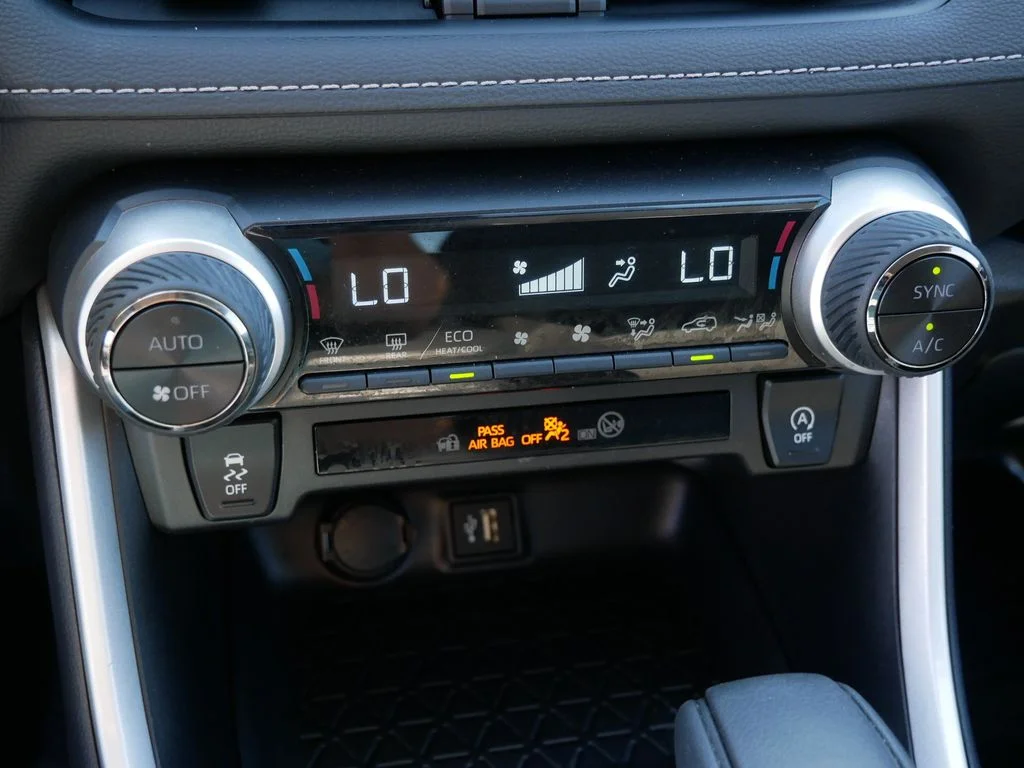 Certified Used 2025  Toyota XLE image 19