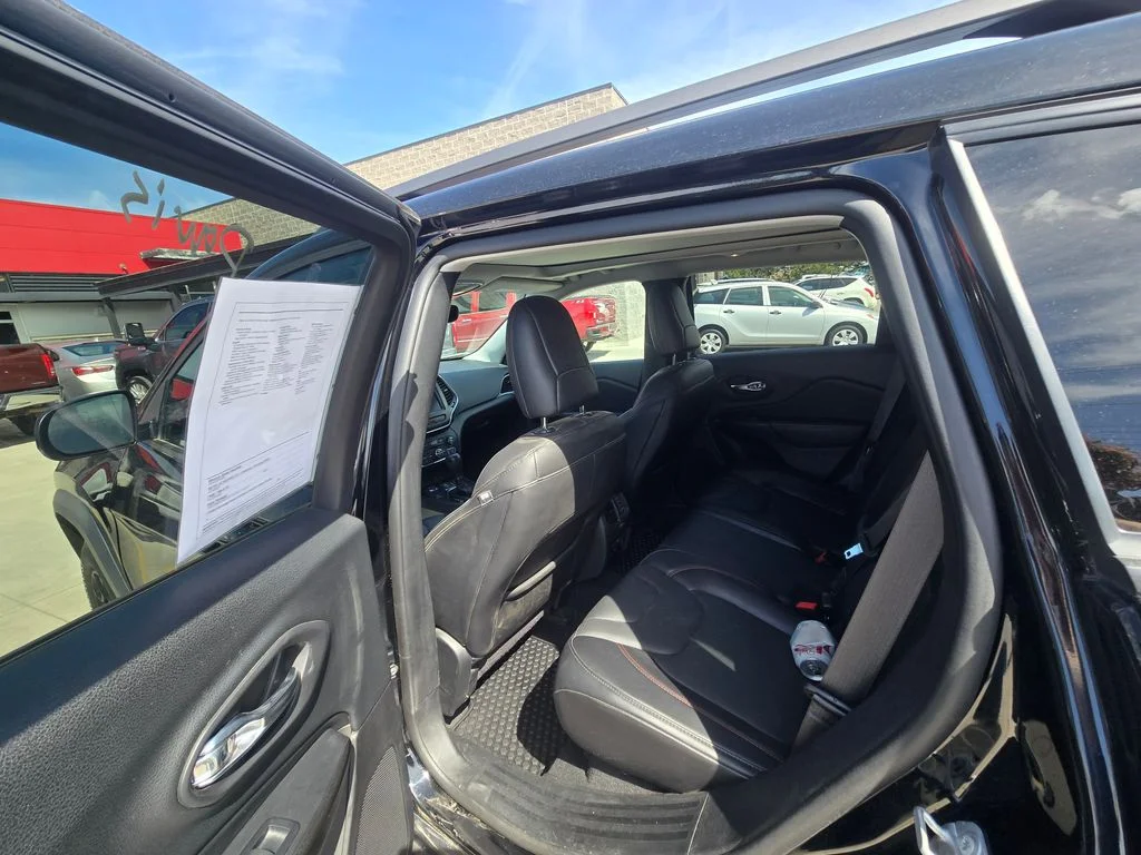 Used 2019 Diamond Black Jeep Trailhawk image 10