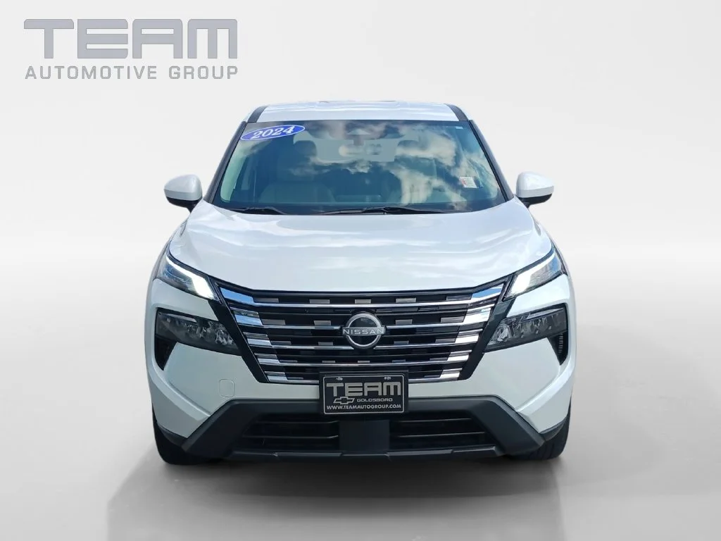Used 2024 White Nissan SV image 2