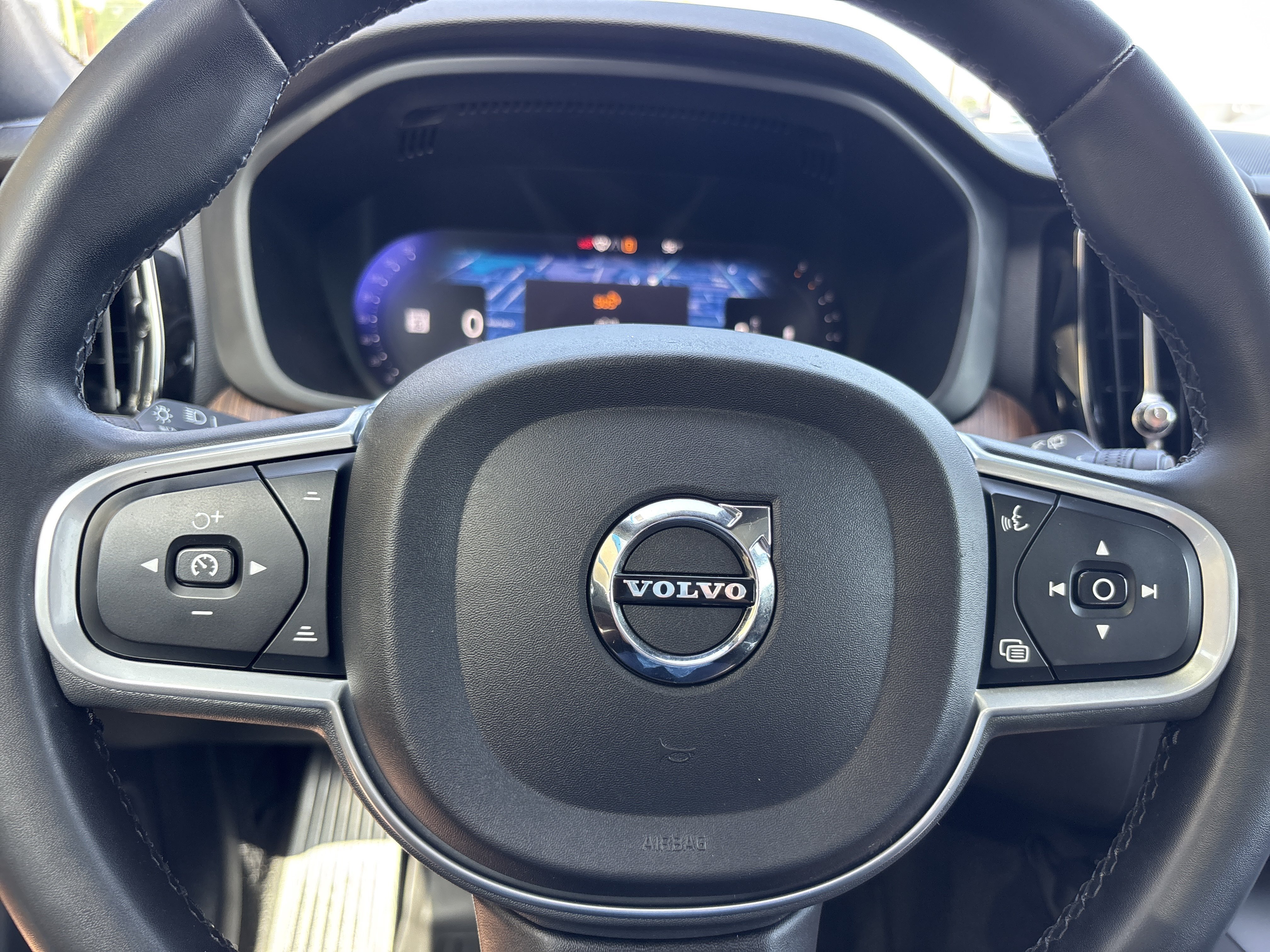 Used 2022 Onyx Black Metallic Volvo Momentum image 25