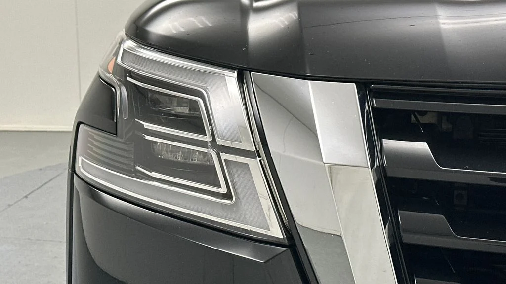 Used 2022 Black Nissan Platinum image 27