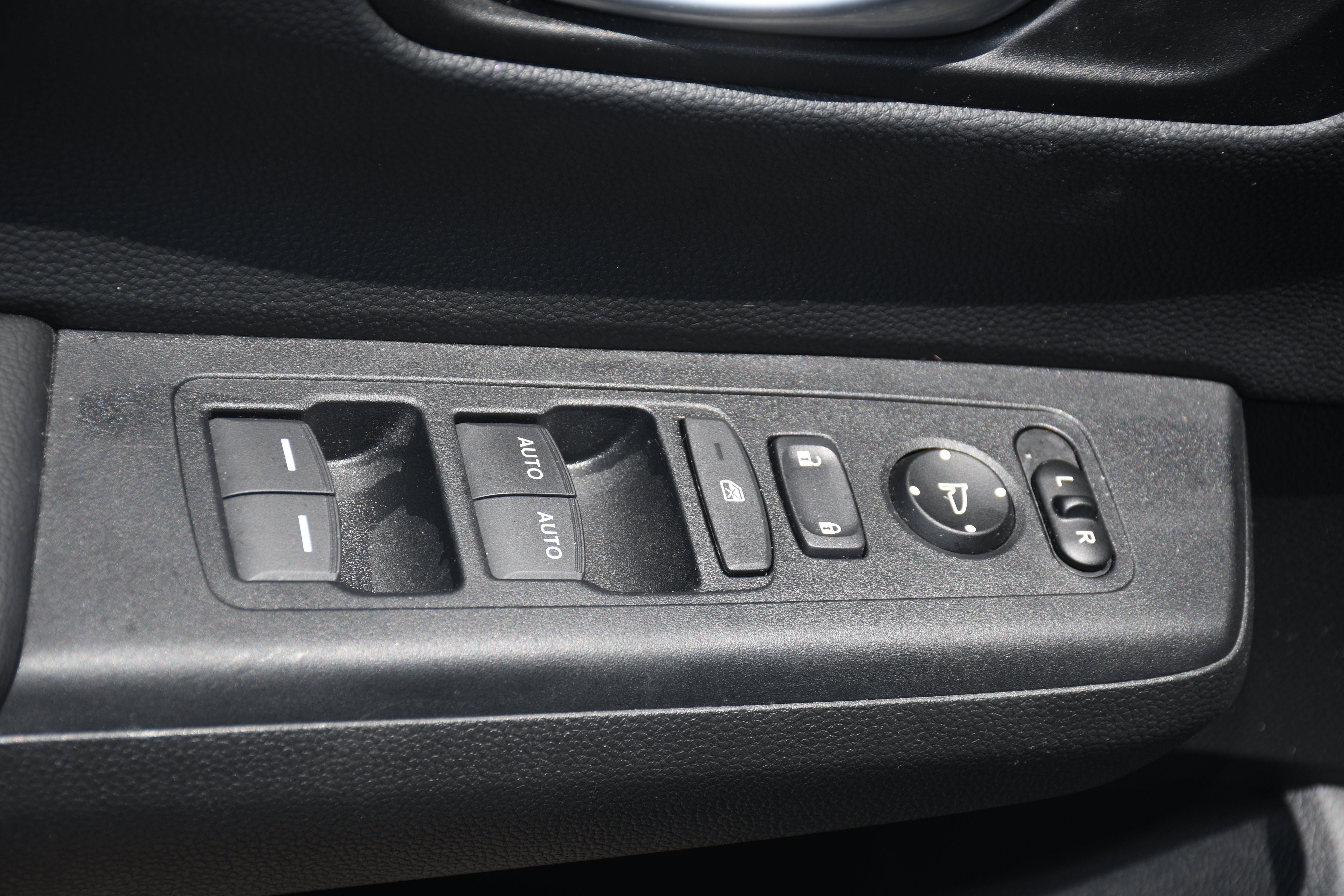 Used 2025  Honda EX image 7