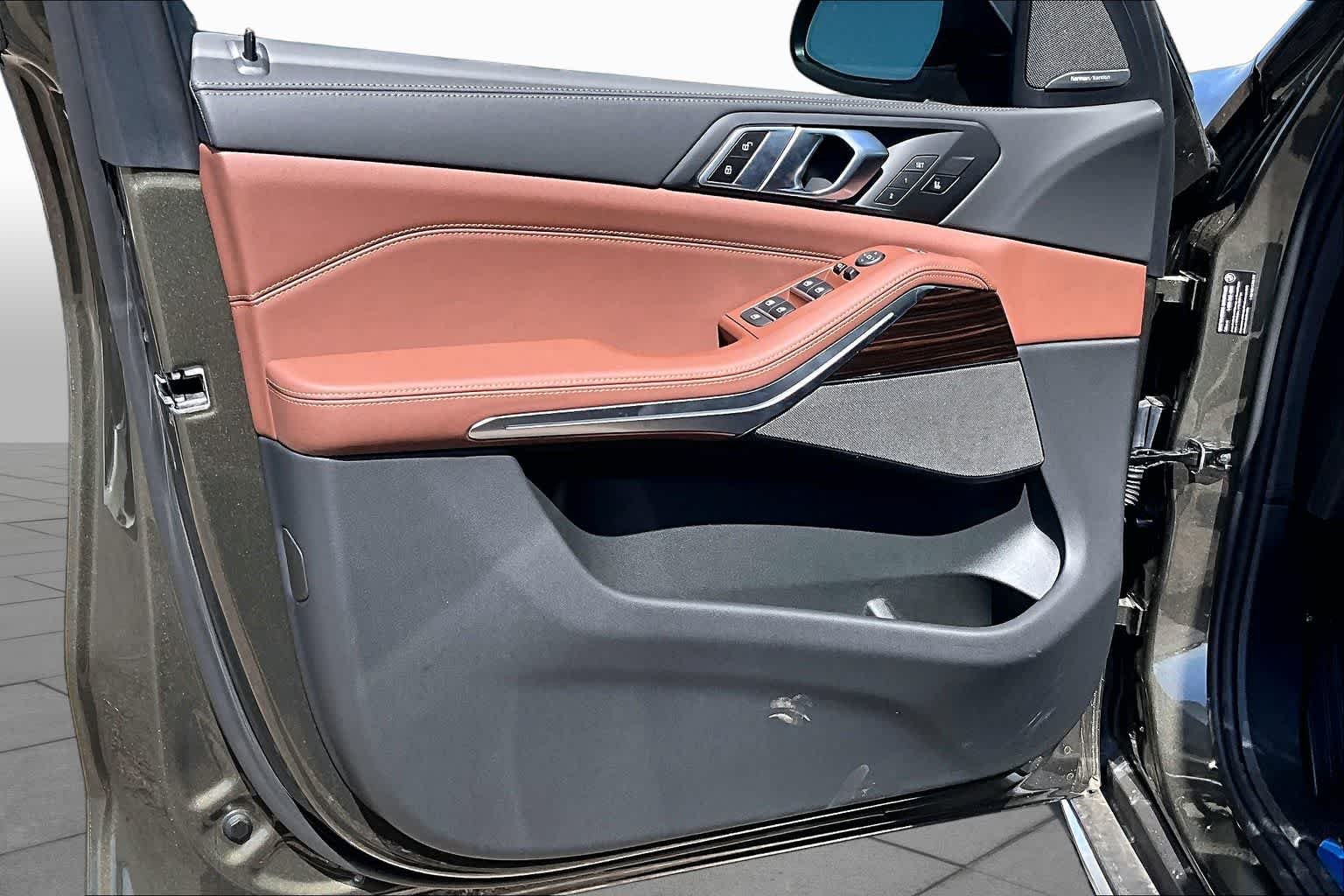 New 2026 Manhattan Green Metallic BMW xDrive40i image 9