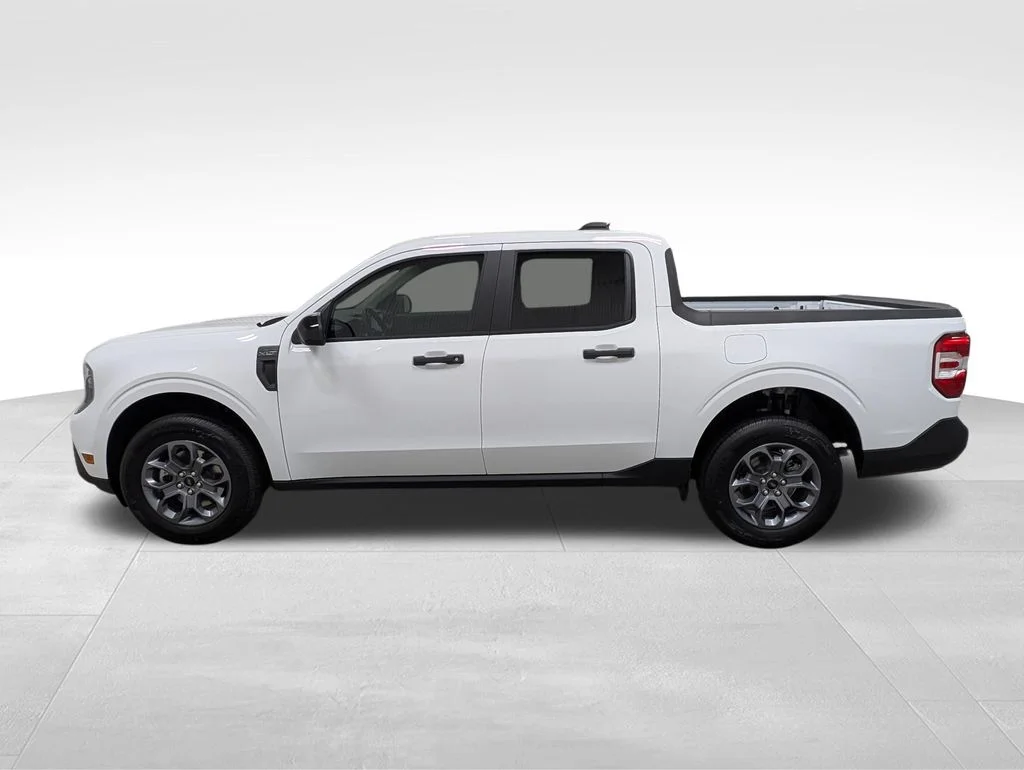 New 2026 Oxford White Ford XLT image 1