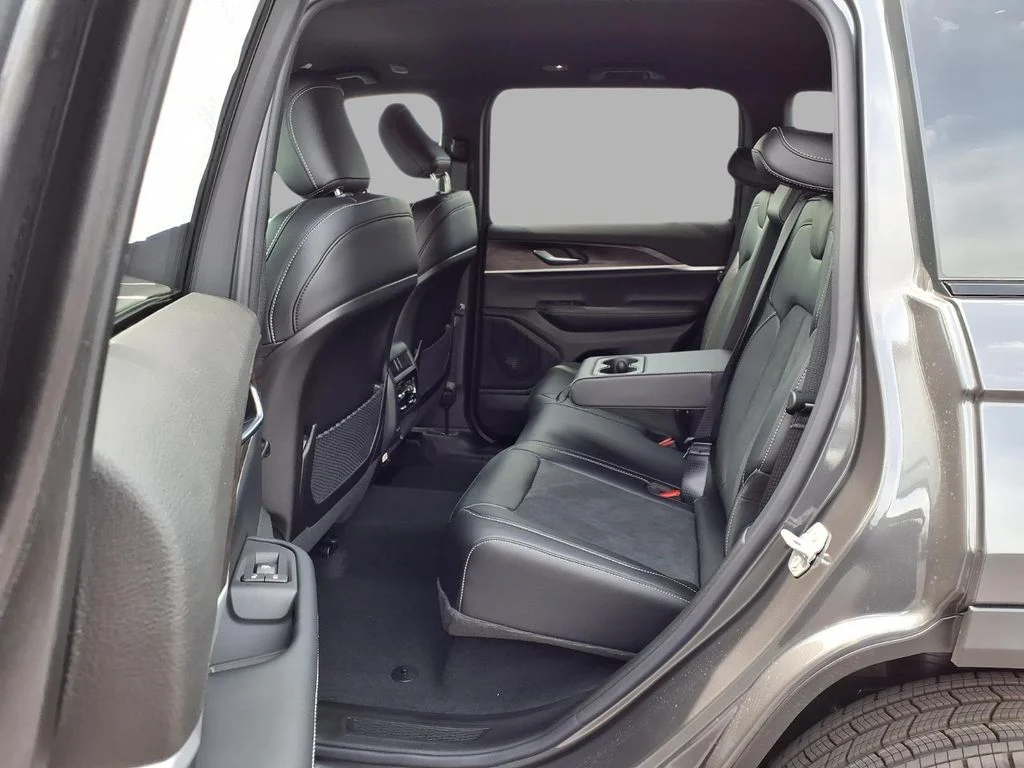 New 2026 Baltic Gray Metallic Clear-Coat Exterior Paint Jeep Altitude image 25