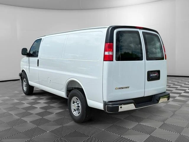 New 2026 Summit White Chevrolet WT image 3