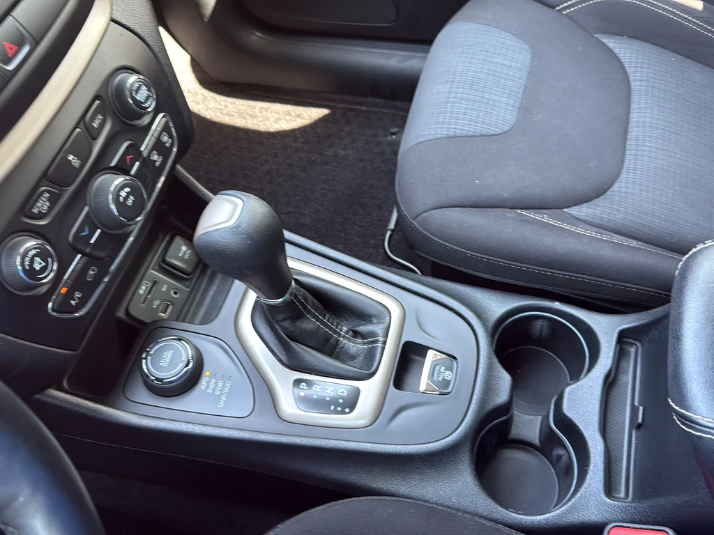 Used 2017 Red Jeep Latitude image 22
