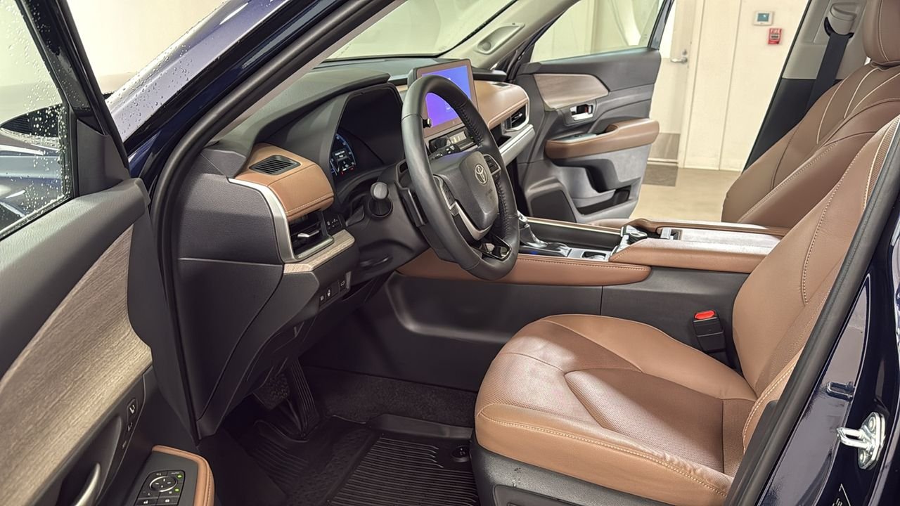Certified Used 2025  Toyota Platinum image 4