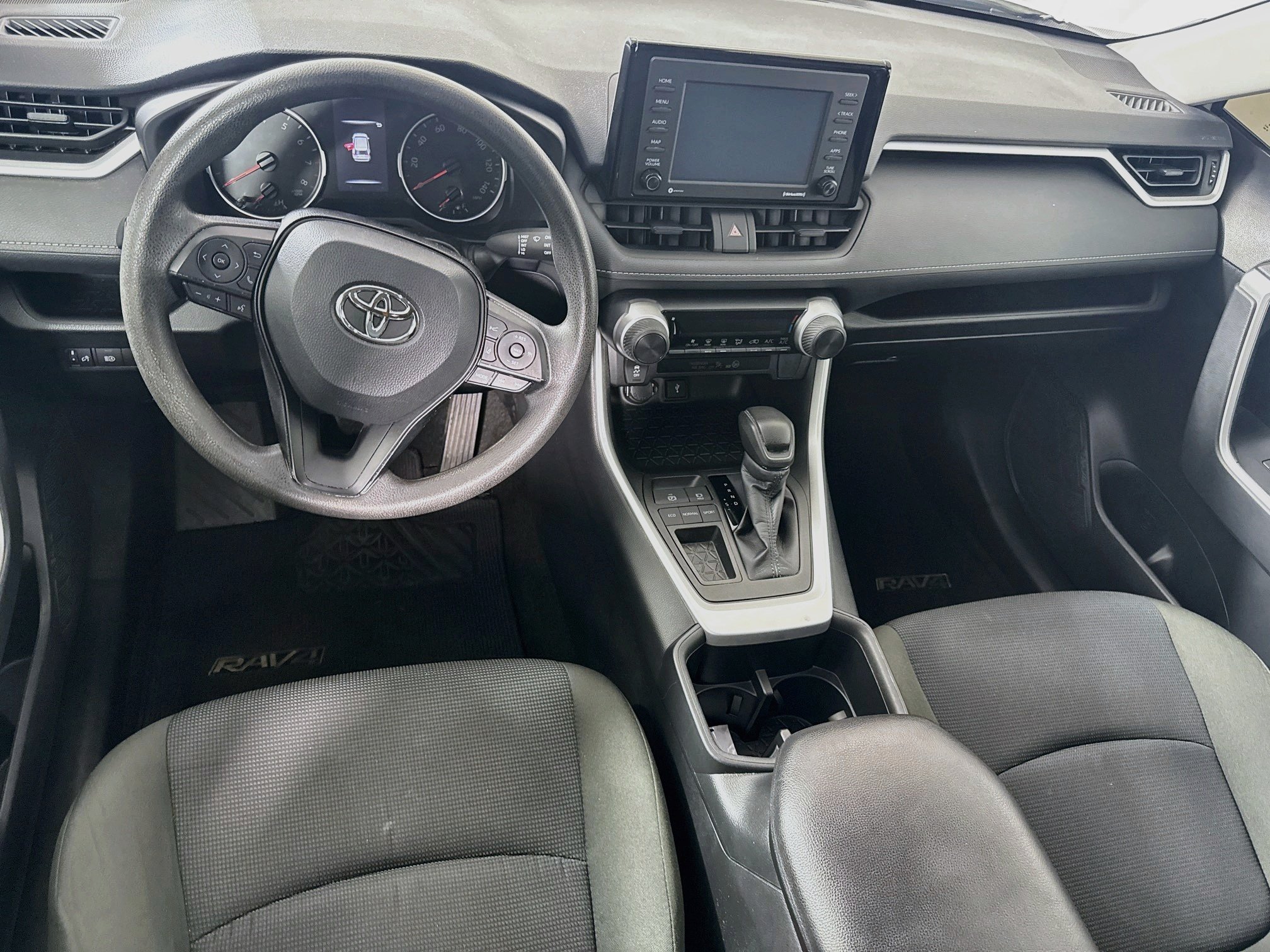 Used 2022 White Toyota LE image 19