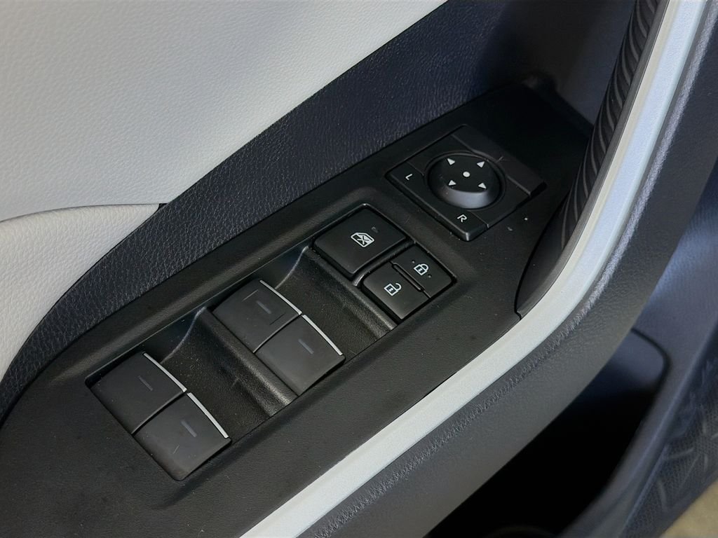 Used 2025 Ice Cap Toyota XLE image 17