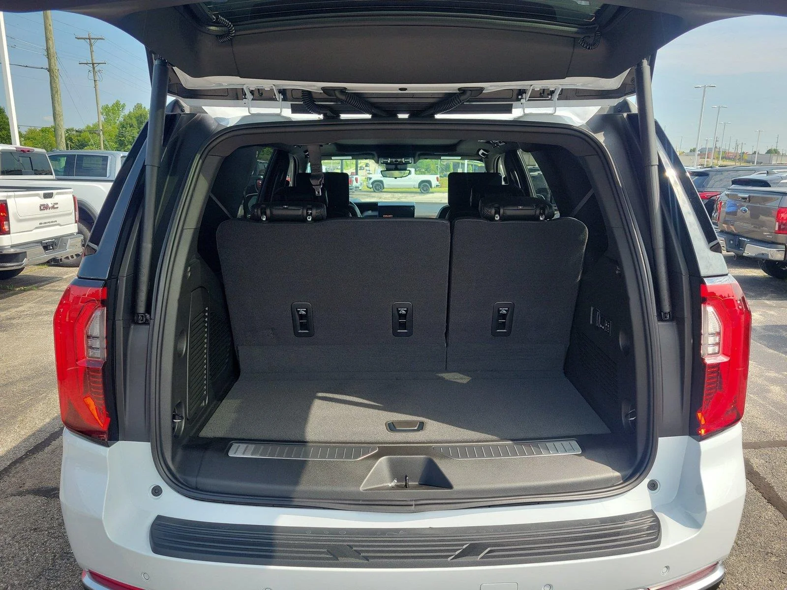 2026 GMC Yukon Denali - Photo 6