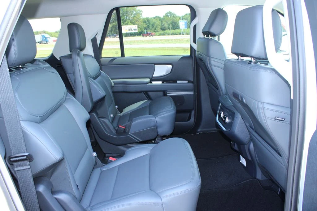 New 2027 Star White Metallic Tri-Coat Ford MAX Active image 24