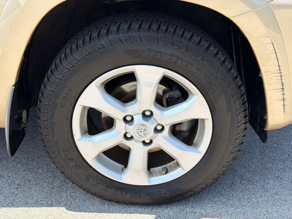 Used 2011  Toyota Limited image 9