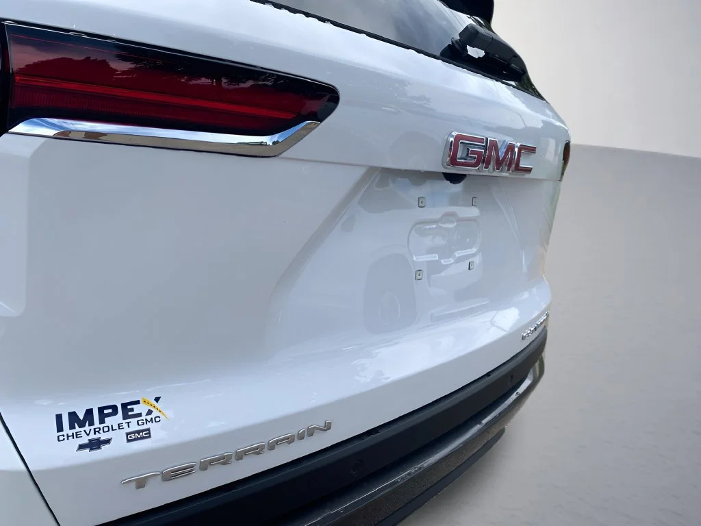 New 2027 Summit White GMC Elevation image 30