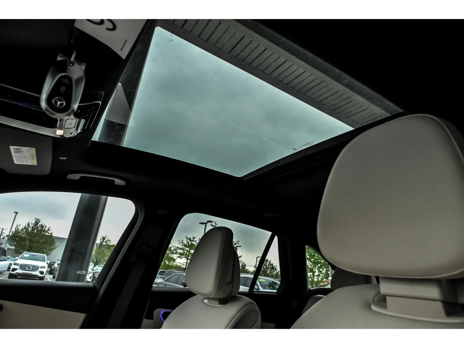 New 2026 Manufaktur Moonlight White Metallic Mercedes-Benz GLC 300 4MATIC® image 8