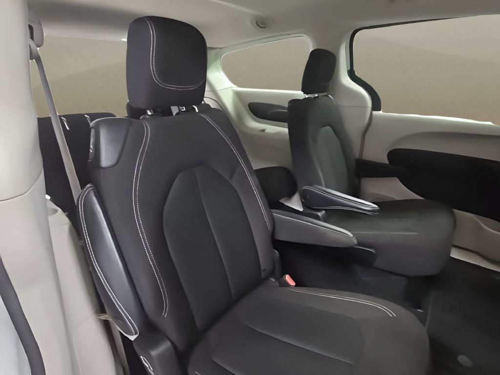Used 2022 White Chrysler LX image 19