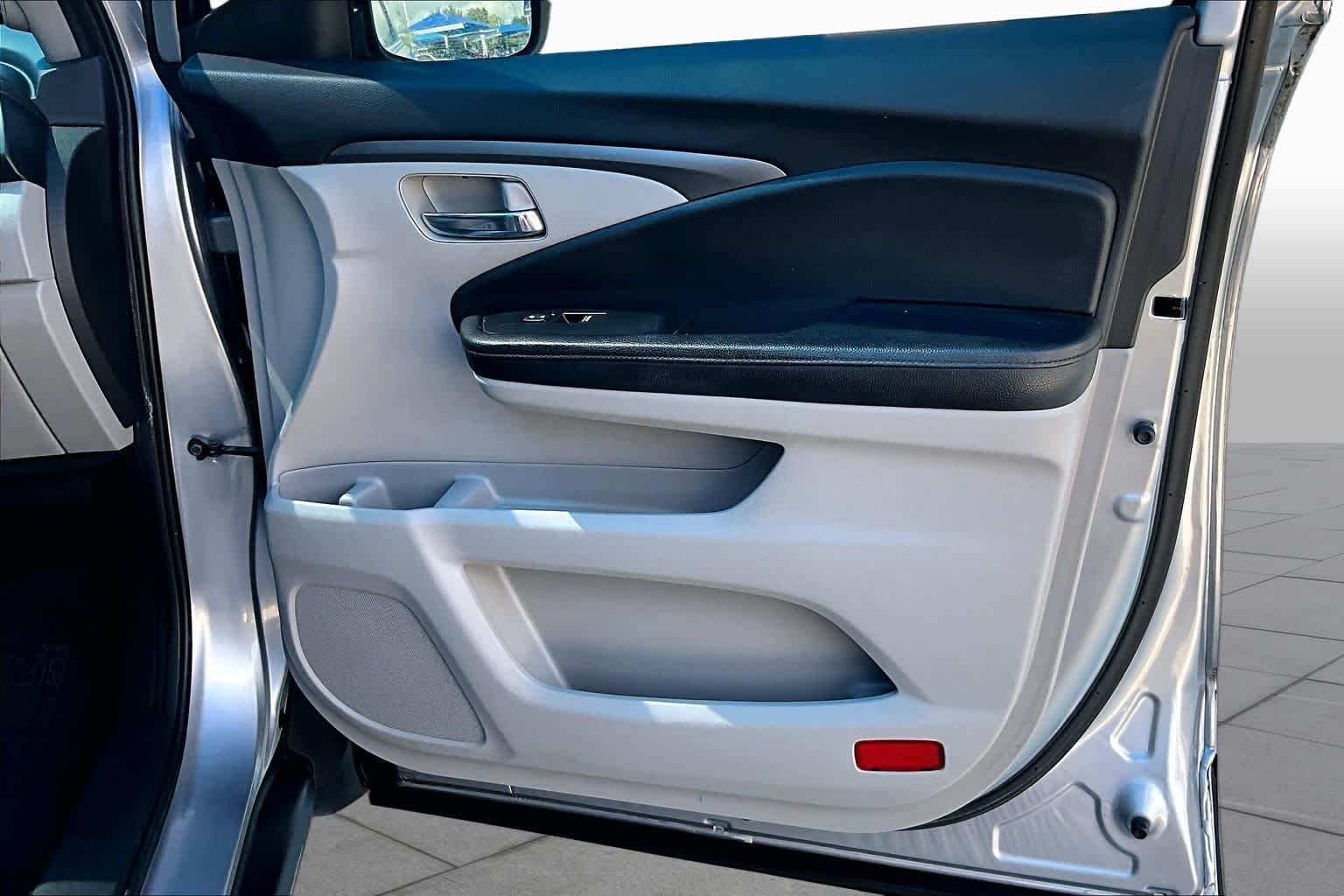 Used 2018 Lunar Silver Metallic Honda EX-L image 23
