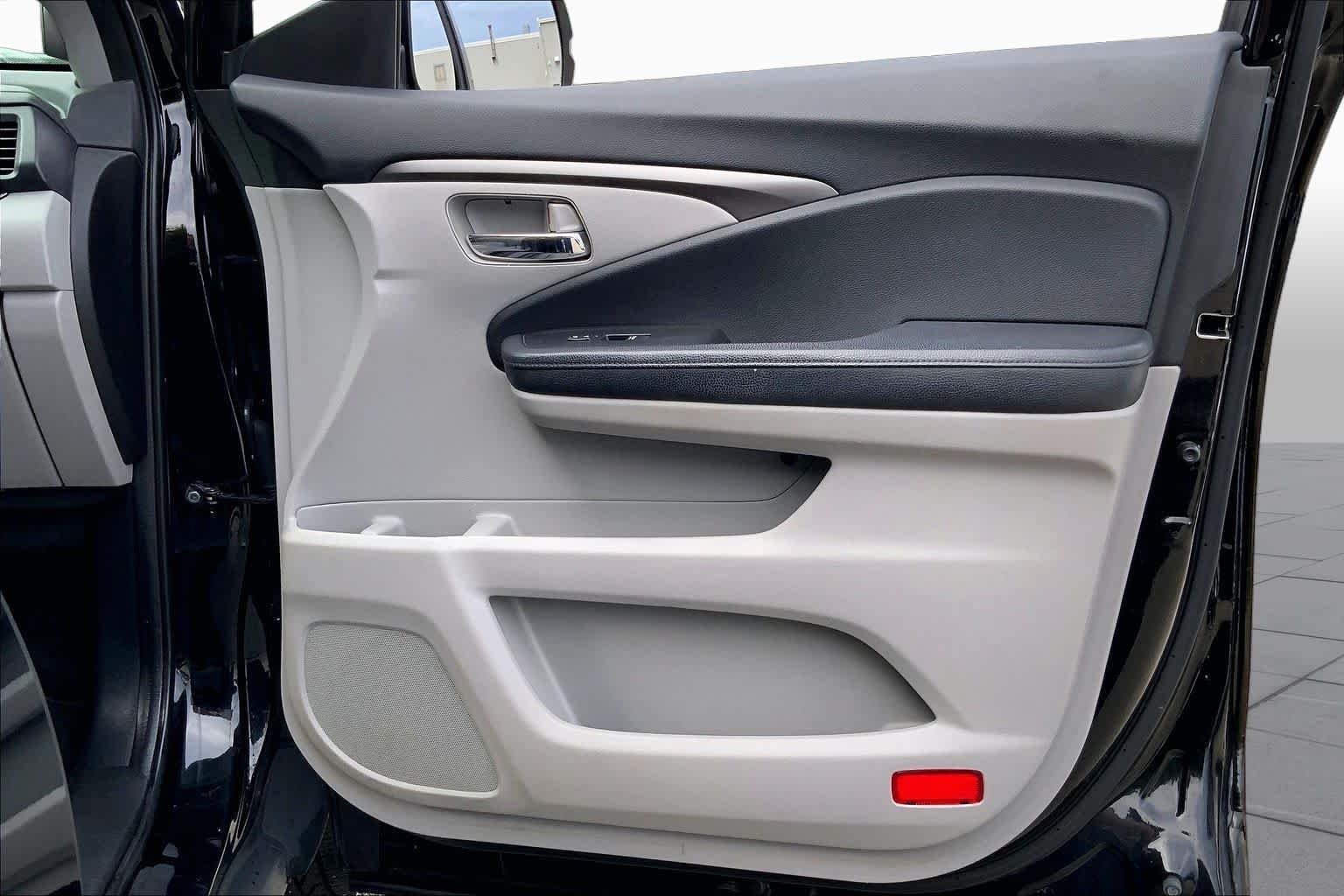 Used 2018 Crystal Black Pearl Honda EX-L image 23