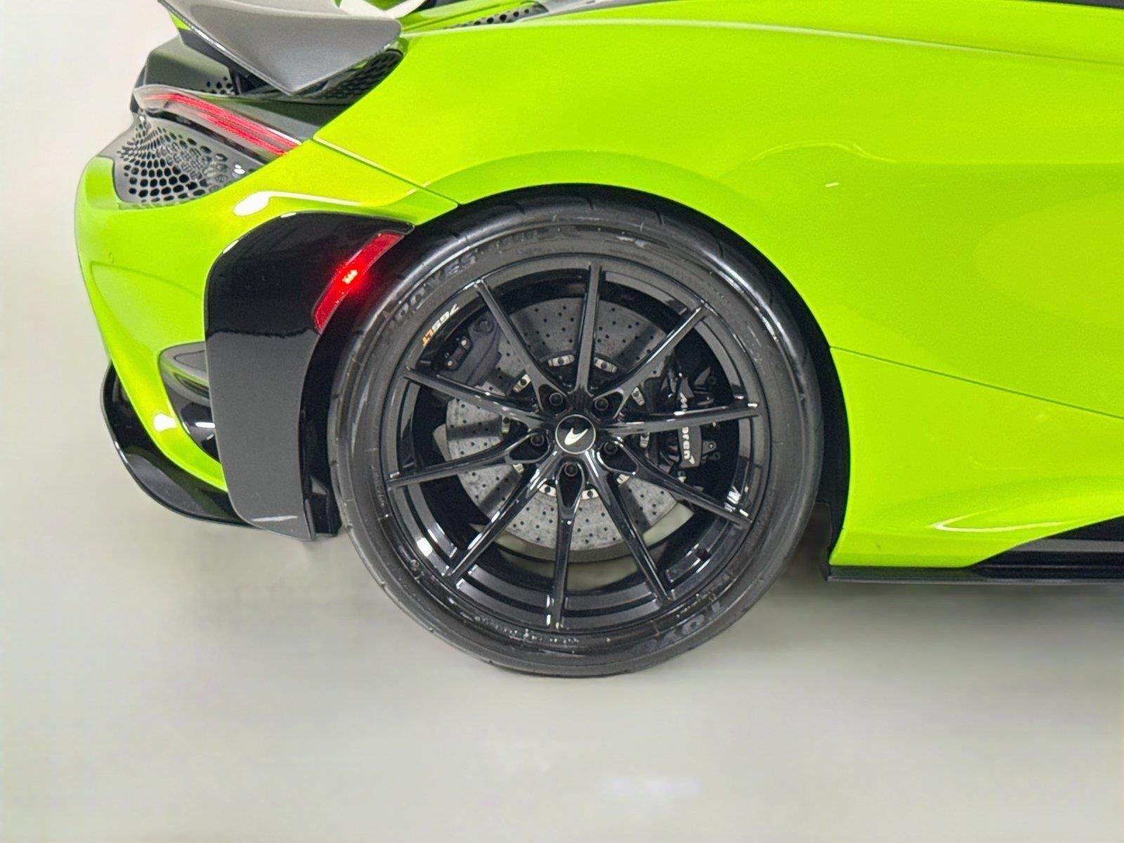 Used 2021 Lime Green McLaren Coupe image 34