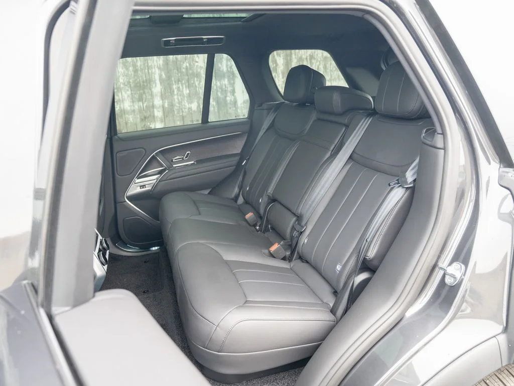New 2026 Carpathian Grey Land Rover SE image 23