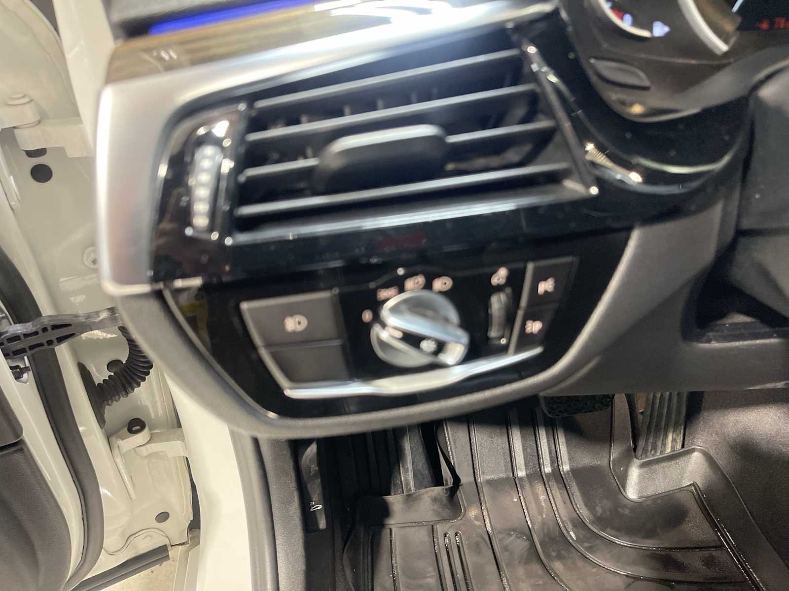 Used 2018 White BMW 530e xDrive iPerformance image 23