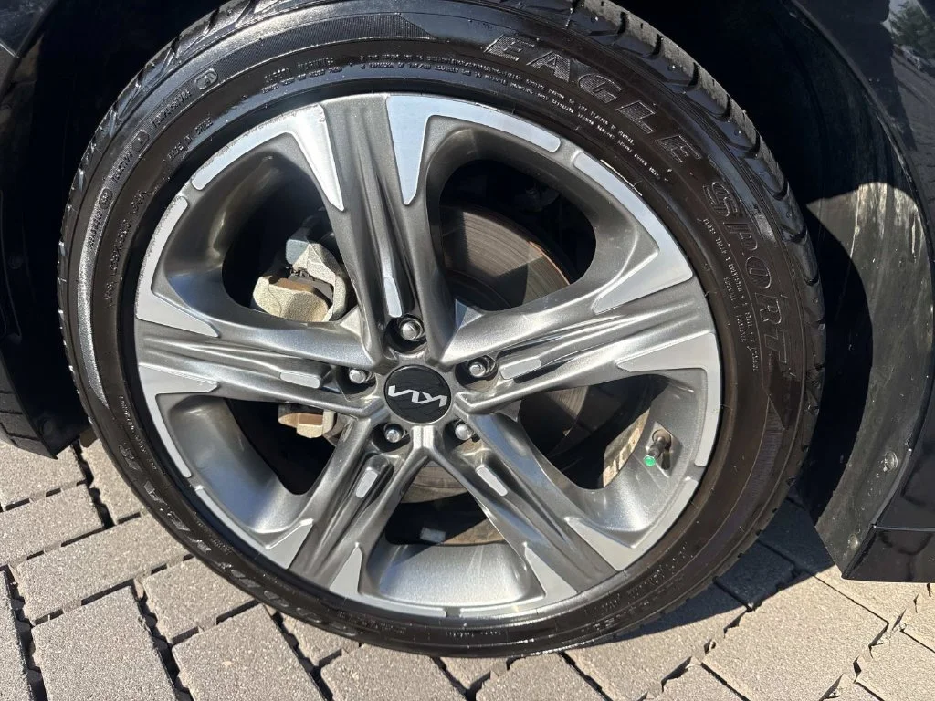 Used 2022 Black Kia EX image 10